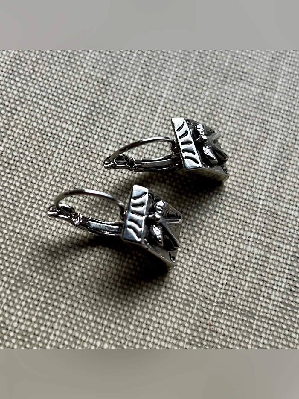 Women’s Silver Tone Embossed Angel Textured Accent rectangular Earrings NWOT